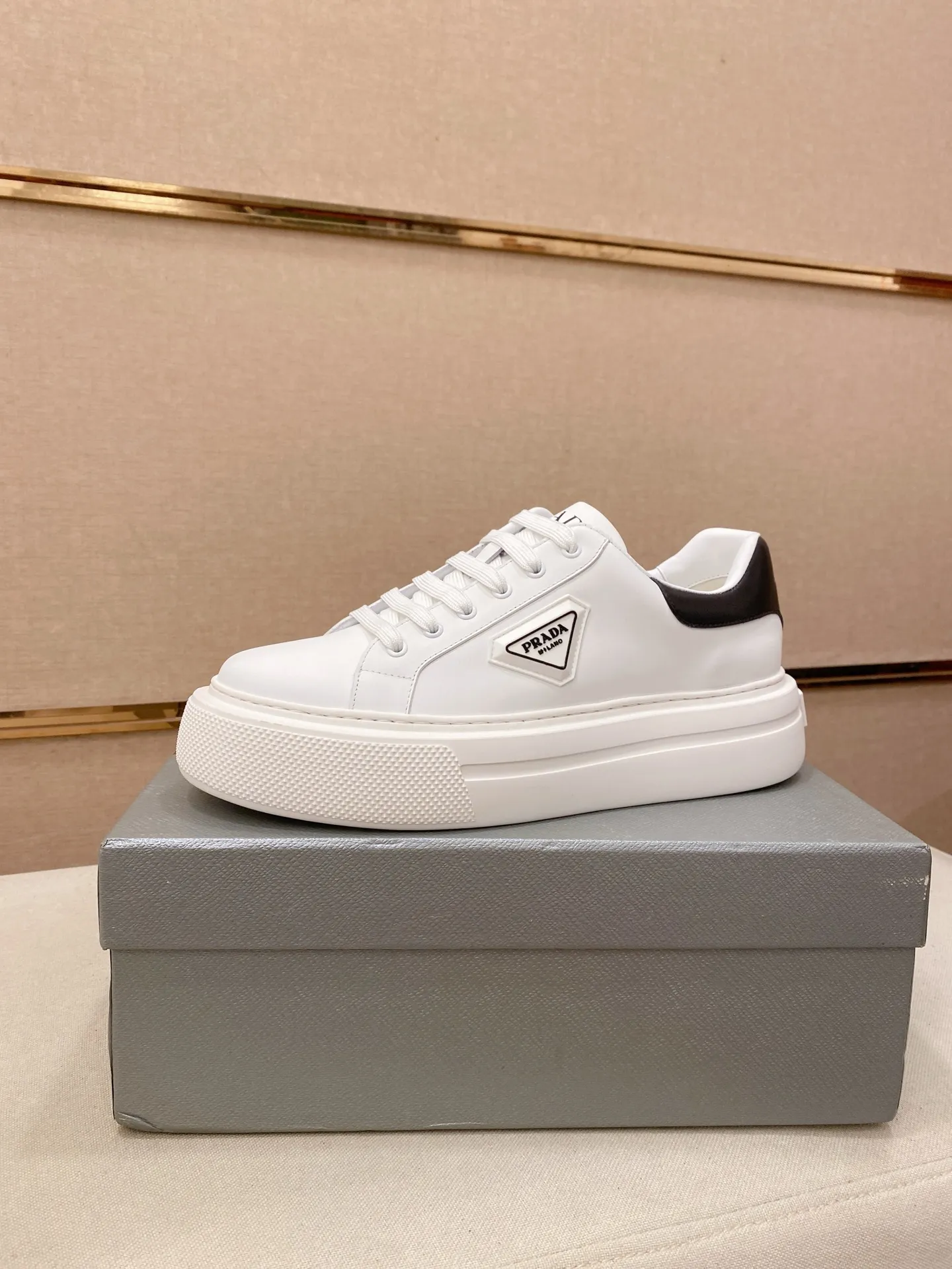 Men's shoes 💰 580💰 ✔️✔️✔️High version High-quality new PRADA (Prada) counters are launched simultaneously, new men's shoes, 😘fabrics are selected from first-layer cowhide fabrics. Lining: Imported cowhide leather lining. 👍🏿High-end☄️Open-molded non-slip rubber outsole, exquisite lines, simple and elegant, comfortable and high-end for leisure travel. Code number: 38 to 45